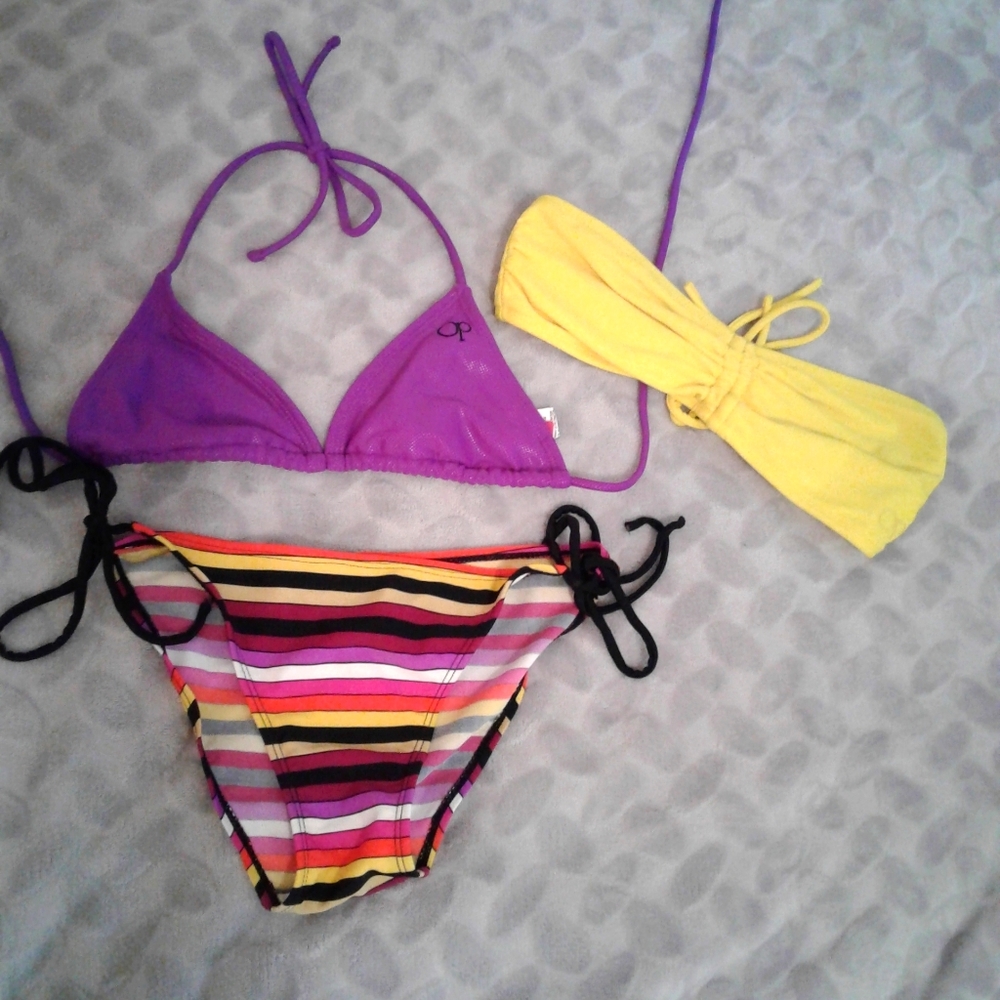 2 Bikini tops 1 bottom